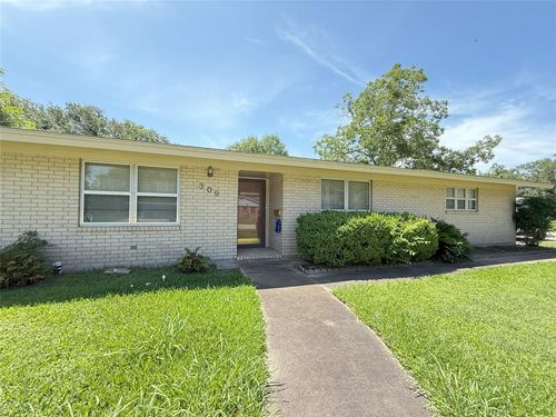 309 Town And Country Dr, El Campo, TX, 77437-2033 | Card Image