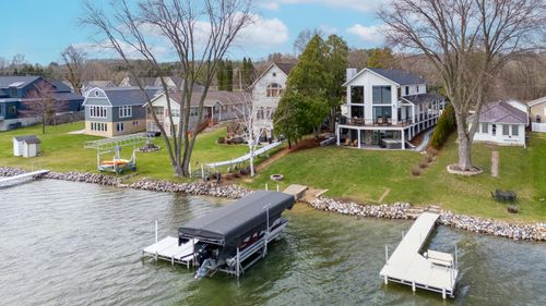 5530 W Lake Dr, West Bend, WI, 53095-9144 | Card Image