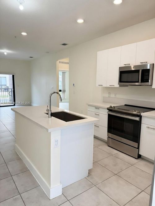 b-107-8301 Nw 41st St, Doral, FL, 33166-6286 | Card Image