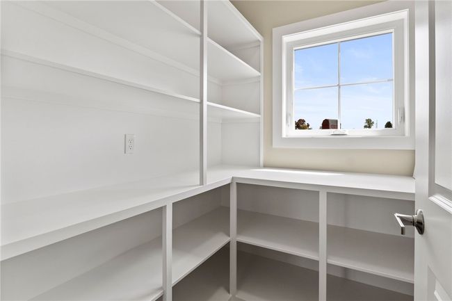 Walk-in pantry | Image 7