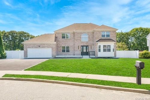 14 Lindsey Pl, Holbrook, NY, 11741-2892 | Card Image