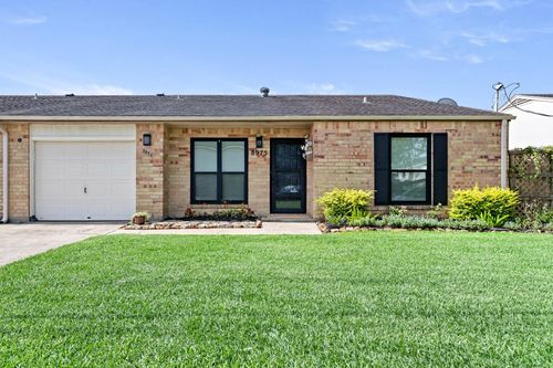 8975 Glen Meadow Ln, Beaumont, TX, 77706-3944 | Card Image
