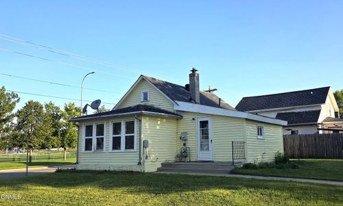504 5th Ave Ne, Valley City, ND, 58072-2633 | Card Image