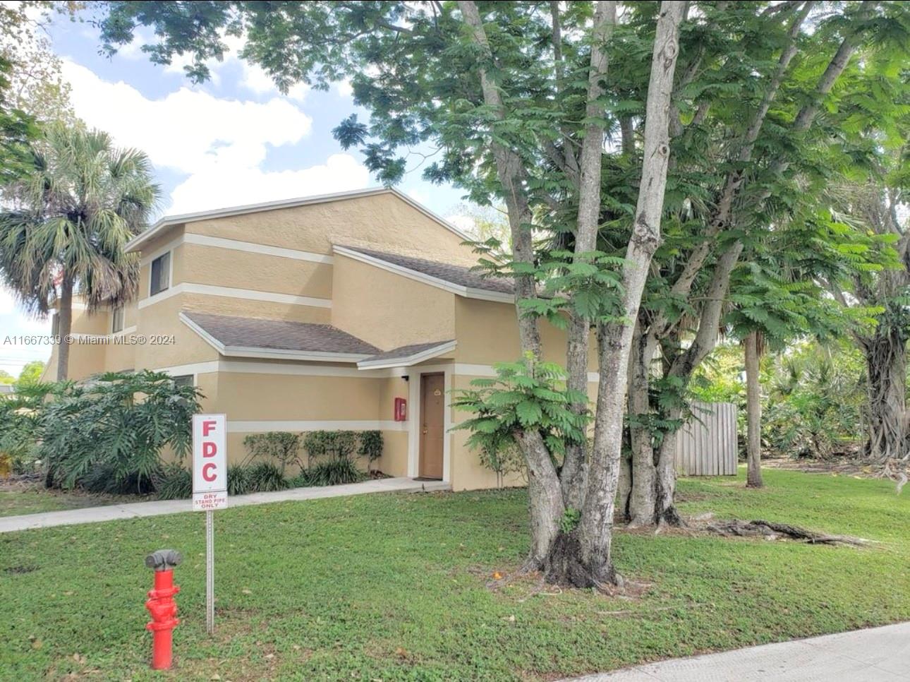 Palm Cir, Pembroke Pines, FL 33025
