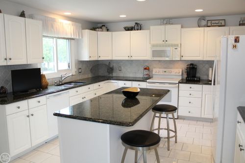 54640 Burlington Dr, Shelby Township, MI, 48315-1629 | Card Image