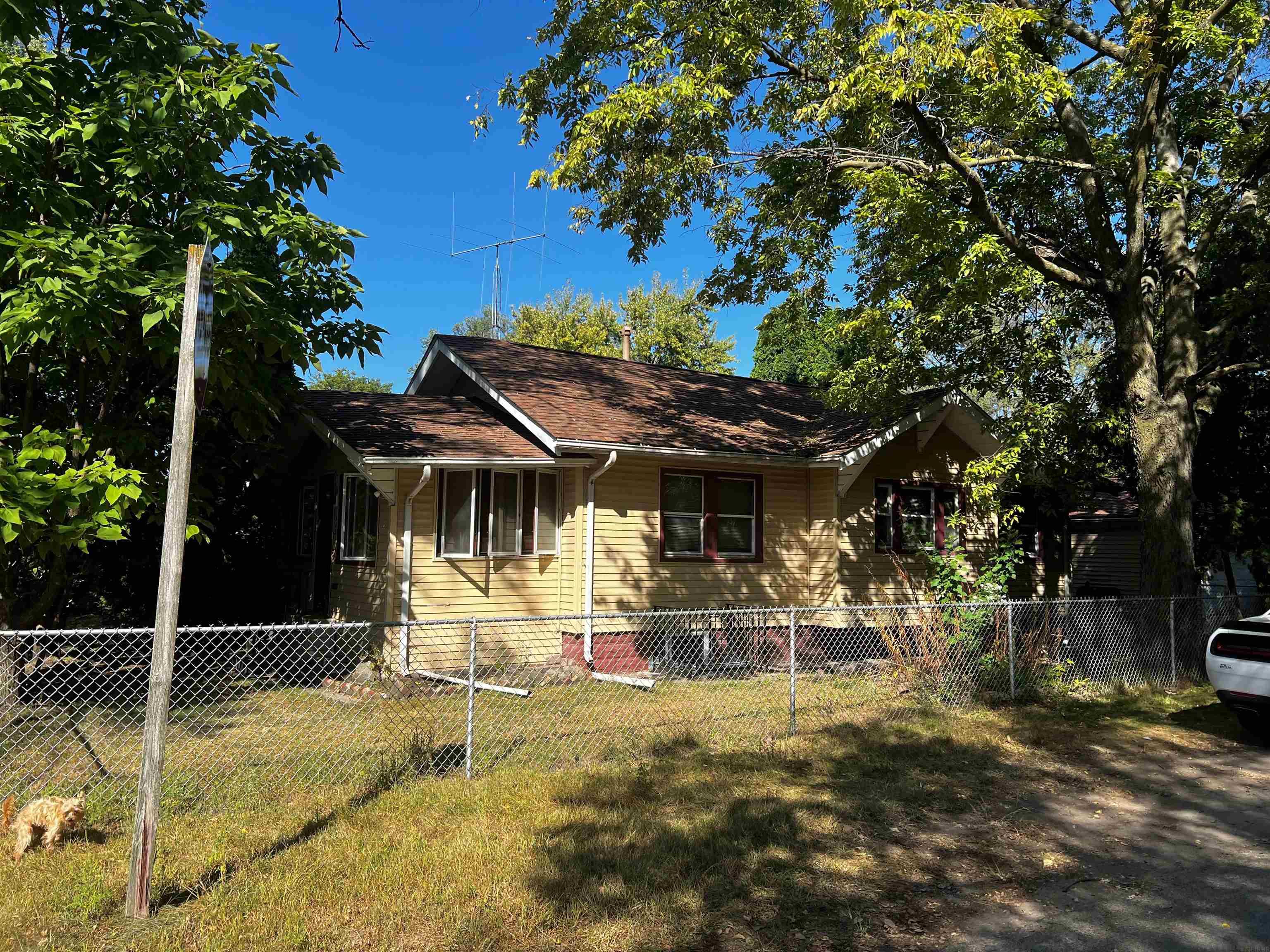 Sumner St, Waterloo, IA 50703