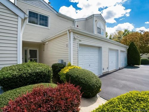 194 Gothic Cir, Manorville, NY, 11949-2622 | Card Image