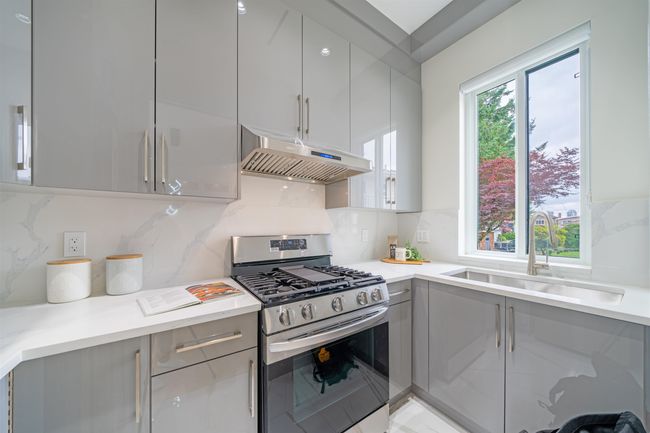 7635 Burgess Street, House other with 8 bedrooms, 6 bathrooms and 2 parking in Burnaby BC | Image 12