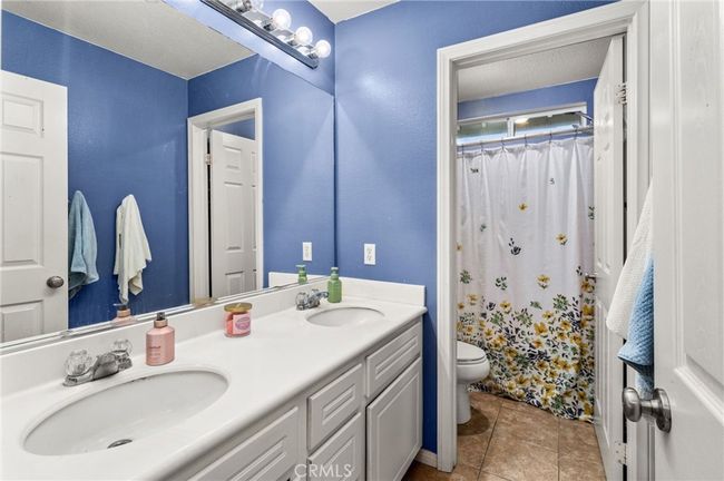 Hall Bathroom with Dual Sinks and Tub/Shower | Image 25