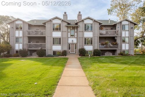 14-8385 Pontiac Lake Rd, White Lake, MI, 48386-1668 | Card Image