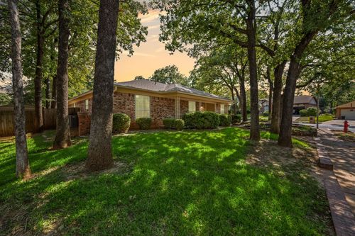 3000 Willow Ln, Bedford, TX, 76021-2826 | Card Image