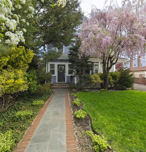 75 Lee Ave, Rockville Centre, NY, 11570-4303 | Card Image