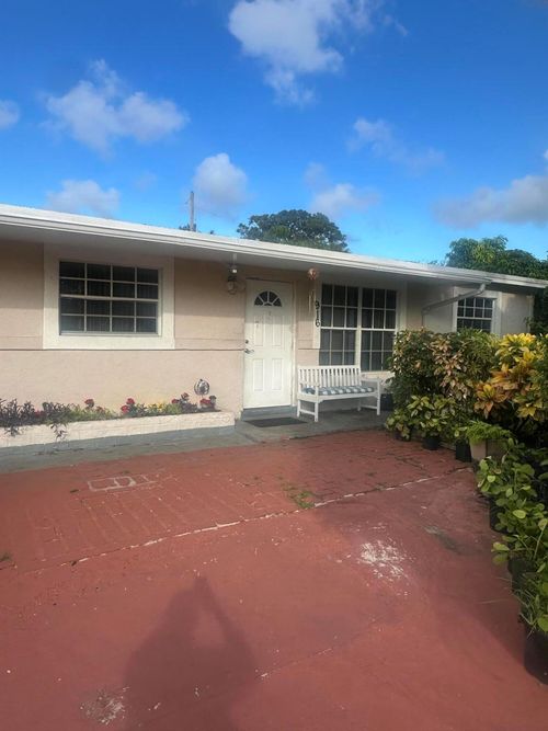 916 Caroline Ave, West Palm Beach, FL, 33413-1203 | Card Image