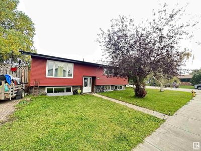 5213 47 St, House other with 4 bedrooms, 2 bathrooms and null parking in Calmar AB | Image 2