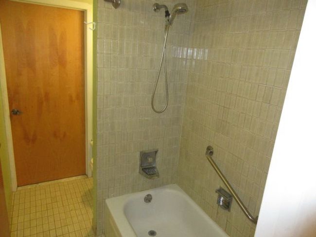 18447 University Park Dr, Condo with 2 bedrooms, 1 bathrooms and null parking in Livonia MI | Image 20