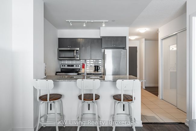805 - 8 Trent Ave, Condo with 2 bedrooms, 1 bathrooms and 1 parking in Toronto ON | Image 5