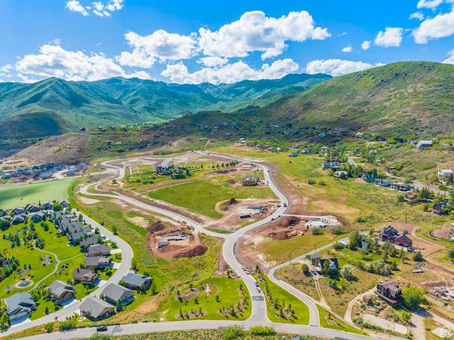Bird's eye view with a mountain view | Image 5