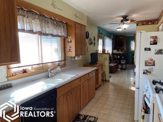 625 Blackstone Dr, Home with 2 bedrooms, 2 bathrooms and 2 parking in Garner IA | Image 5