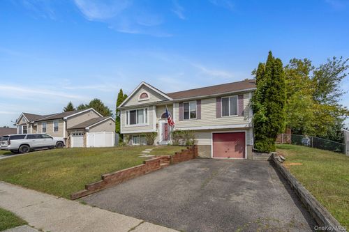 41 Iris Cir, Beacon, NY, 12508-3933 | Card Image