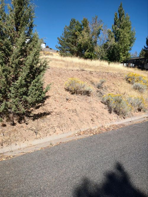 8 Ridgecrest Dr, Klamath Falls, OR, 97601-1560 | Card Image