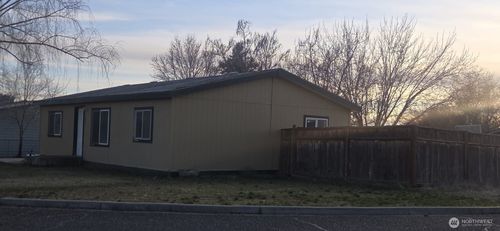 651 N Dayton Ave, Connell, WA, 99326-4018 | Card Image