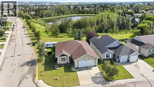 2 Estella Cres, Lacombe, AB, T4L2M4 | Card Image