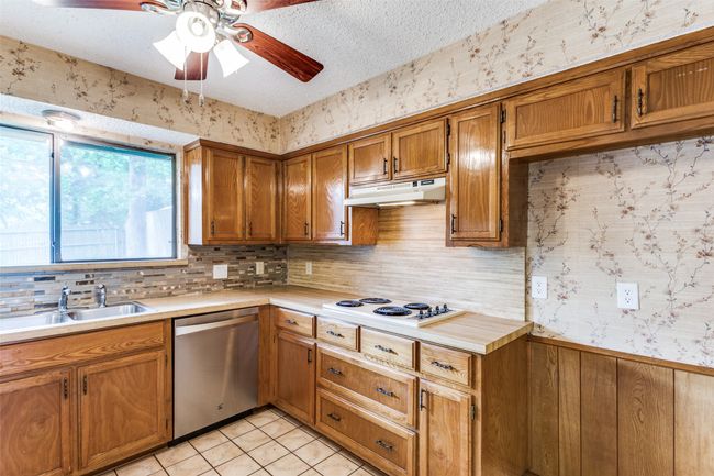 104 Ne Rosamond St, House other with 3 bedrooms, 2 bathrooms and null parking in Burleson TX | Image 12