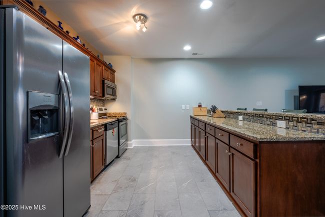 lower level full kitchen | Image 39