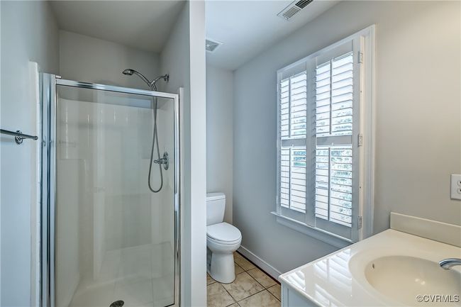 Bedroom w en-suite bath | Image 22