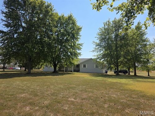 35 Hickory St, Nashville, IL, 62263-5836 | Card Image