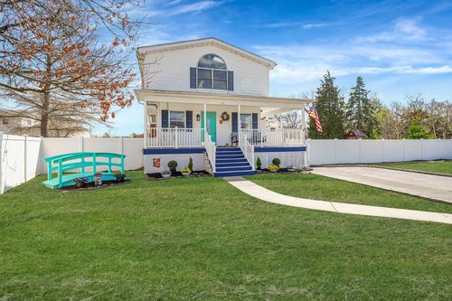 373 Nevada St, Lindenhurst, NY, 11757-5224 | Card Image