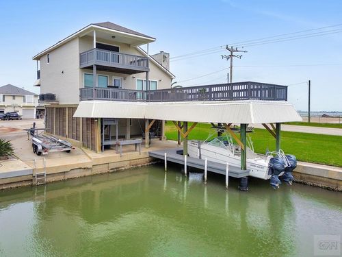 301 Commander Dr, Tiki Island, TX, 77554-7118 | Card Image