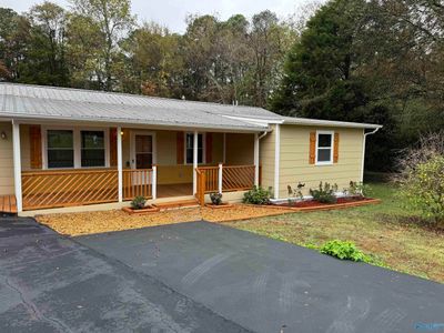 317 Hembree Drive, House other with 3 bedrooms, 1 bathrooms and null parking in Guntersville AL | Image 2