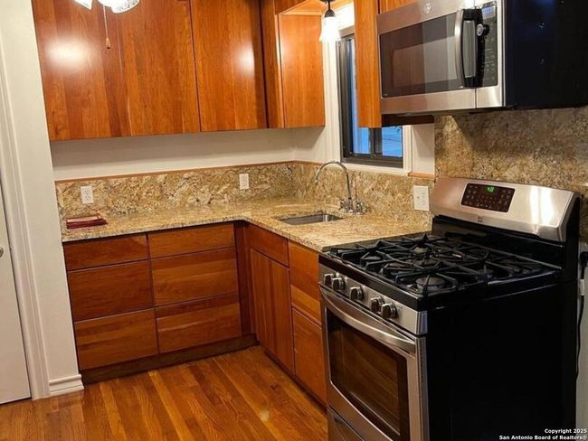 Microwave, gas stove | Image 16