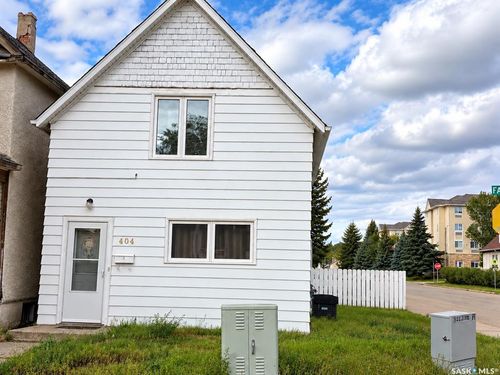404 Fairford St W, Moose Jaw, SK, S6H1W2 | Card Image