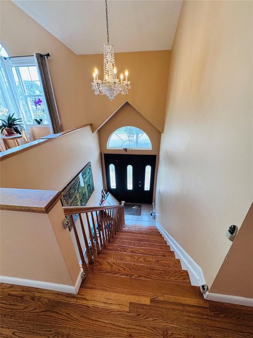 2 Walker Ave, Syosset, NY, 11791-4027 | Card Image