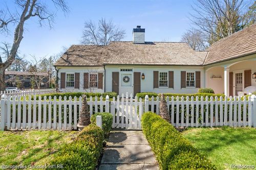 6050 W Surrey Rd, Bloomfield Hills, MI, 48301-1618 | Card Image