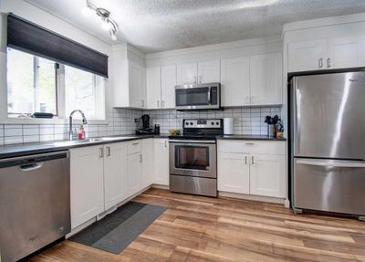 40 Strathearn Rise Sw, House other with 4 bedrooms, 3 bathrooms and null parking in Calgary AB | Image 3