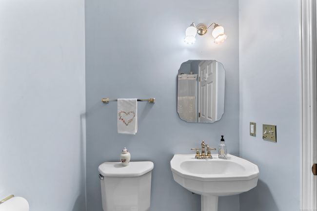 11 - 11 Saint George Pl, Condo with 2 bedrooms, 2 bathrooms and null parking in Sandy Hook CT | Image 21