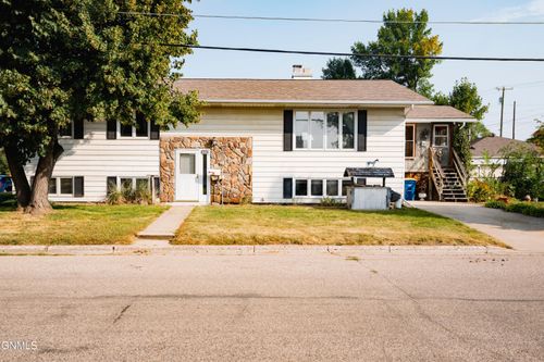 705 11th St Se, Jamestown, ND, 58401-5732 | Card Image