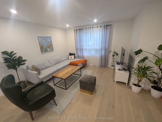 6 Broadpath Rd, Condo with 4 bedrooms, 2 bathrooms and 1 parking in North York ON | Image 18