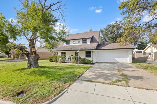 706 Commerce St, Euless, TX, 76040-4804 | Card Image