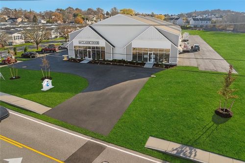 208-300 Coddington Hwy, Middletown, RI, 02842-4853 | Card Image