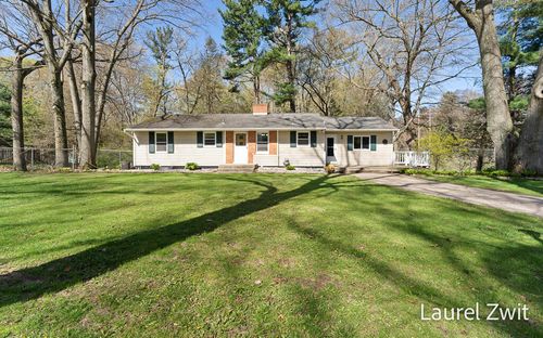 9189 Cook St, Montague, MI, 49437-1004 | Card Image