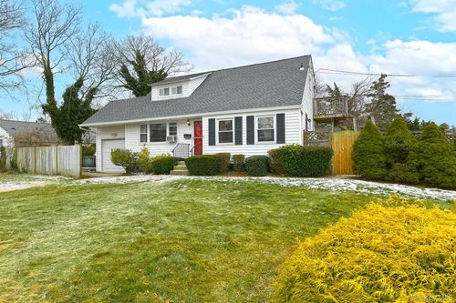 4 Deepdale Dr, Brentwood, NY, 11717-1304 | Card Image