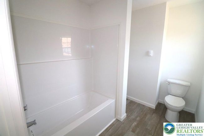 FULL BATHROOM - REAR | Image 21