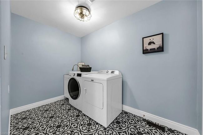 11 Sundial Cres, House other with 5 bedrooms, 3 bathrooms and 6 parking in Dundas ON | Image 17