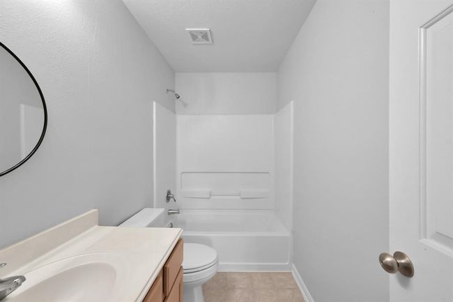 The upstairs full bath. | Image 29