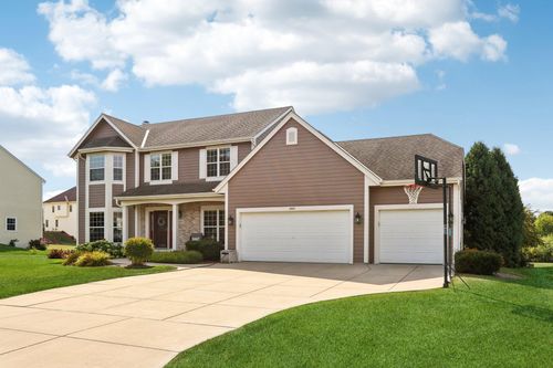4923 W Devinshire Dr, Franklin, WI, 53132-2060 | Card Image