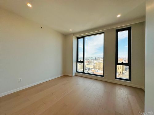 11i-3532 Leavitt Street, New York, NY, 11354 | Card Image